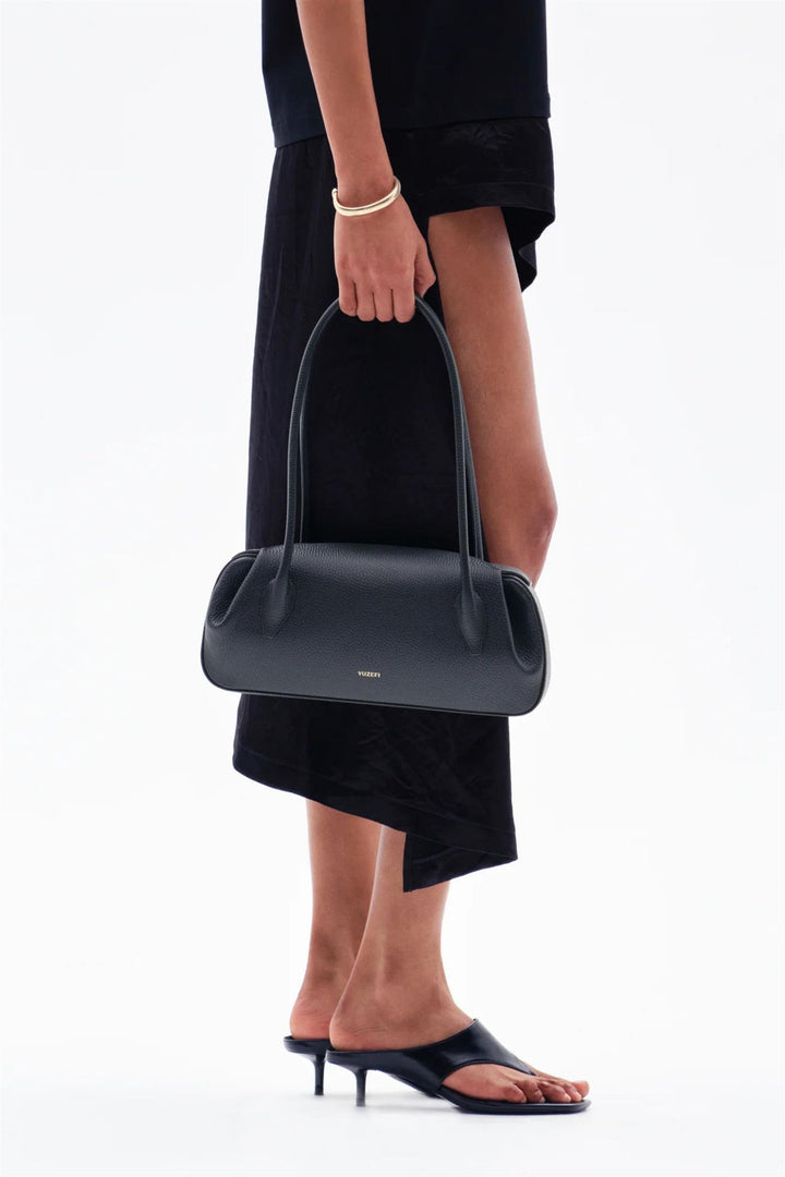 Oyster Shoulder Bag Pebble Grain Leather Black
