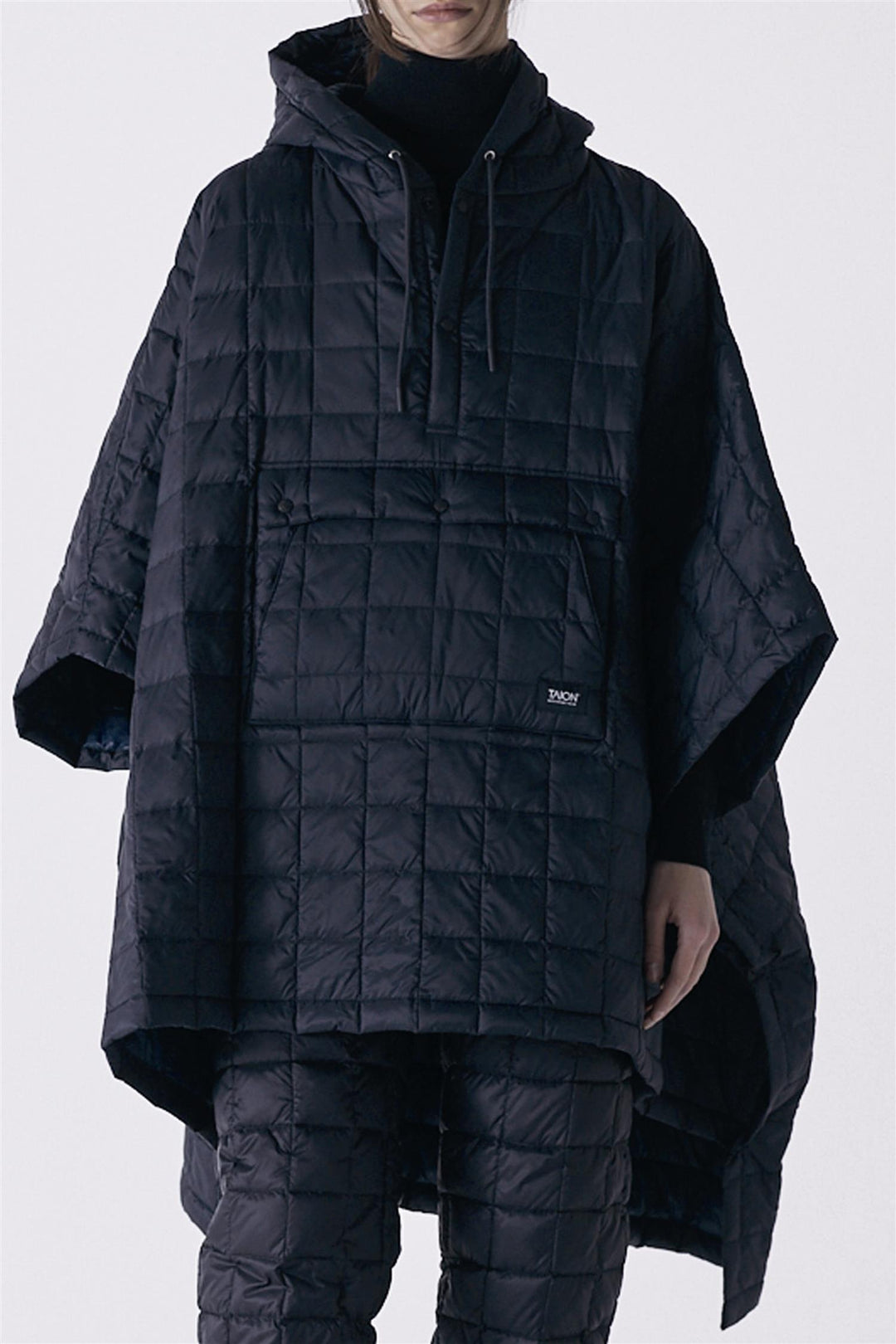 Mountain Down Poncho Black