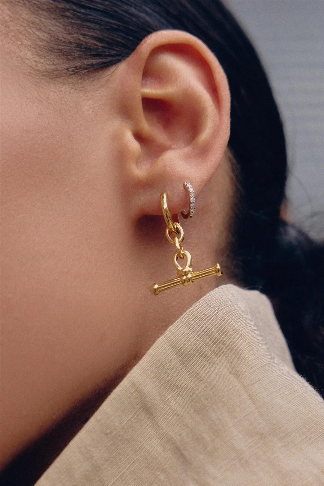 Ridge T-Bar Drop Hoop Earrings Gold