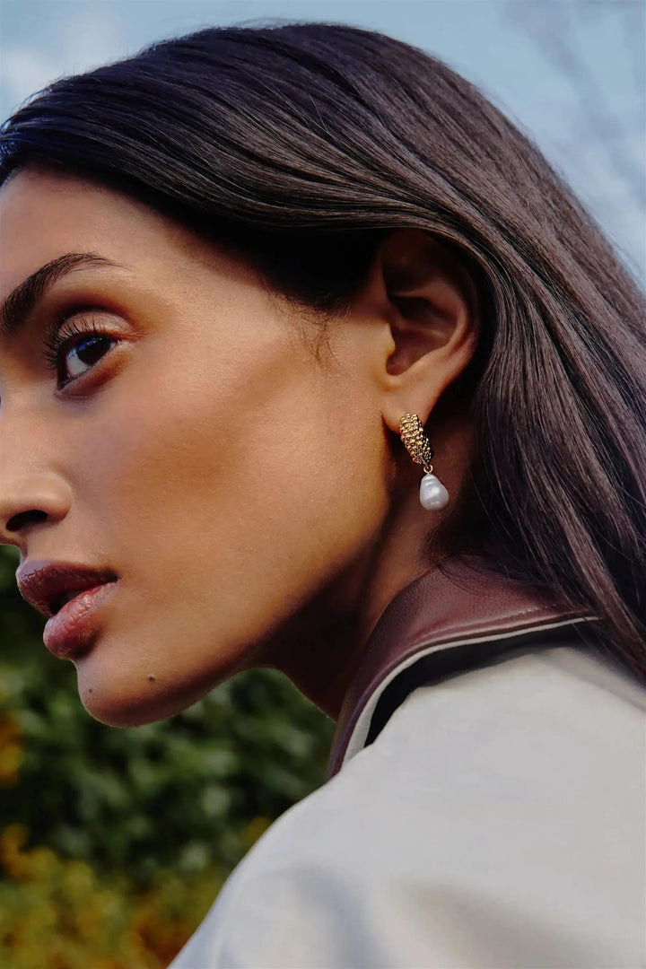 Peral Baya Small Hoop Drop Earrings Gold