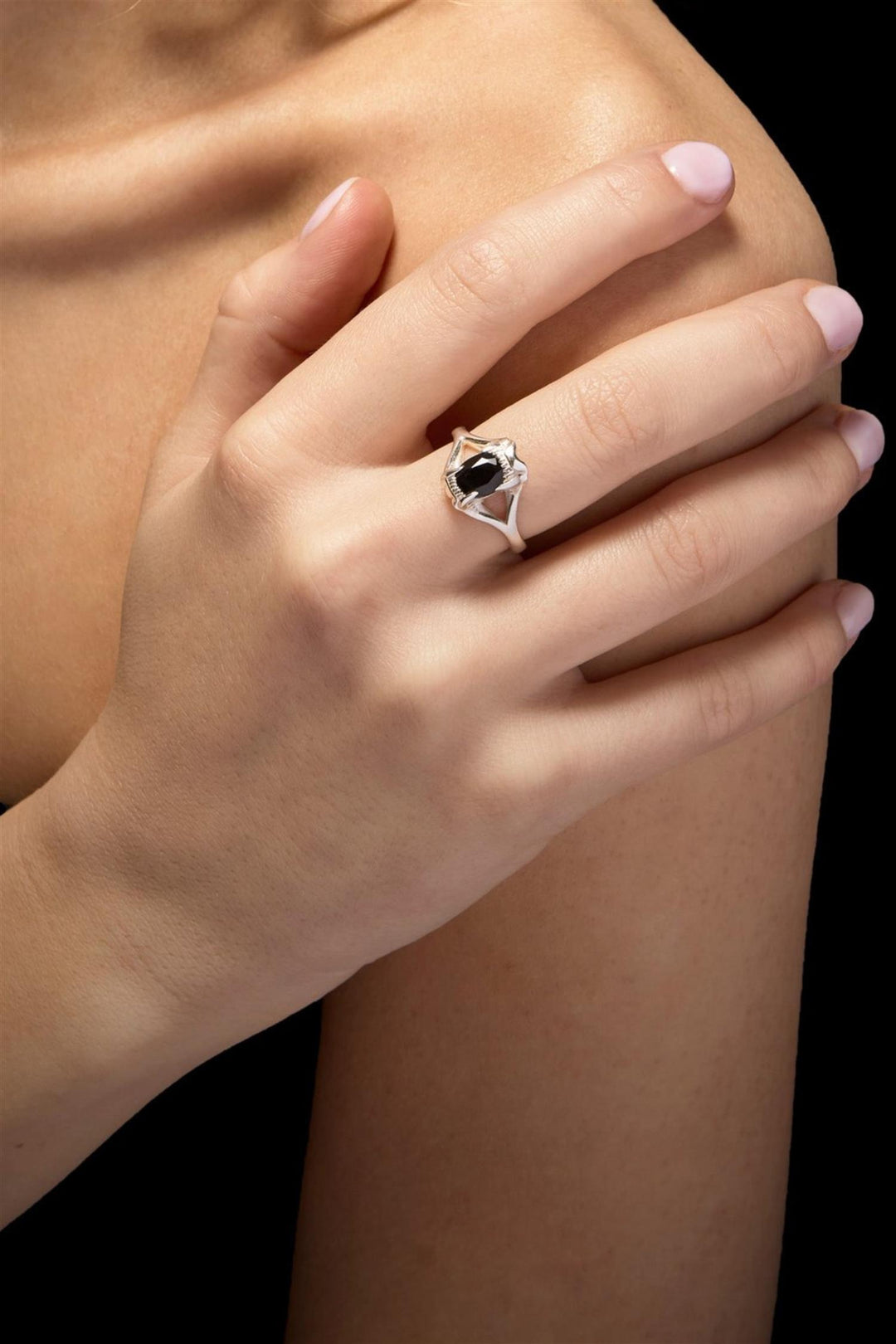 Tiny Jaw Stone Ring Silver Black Spinel
