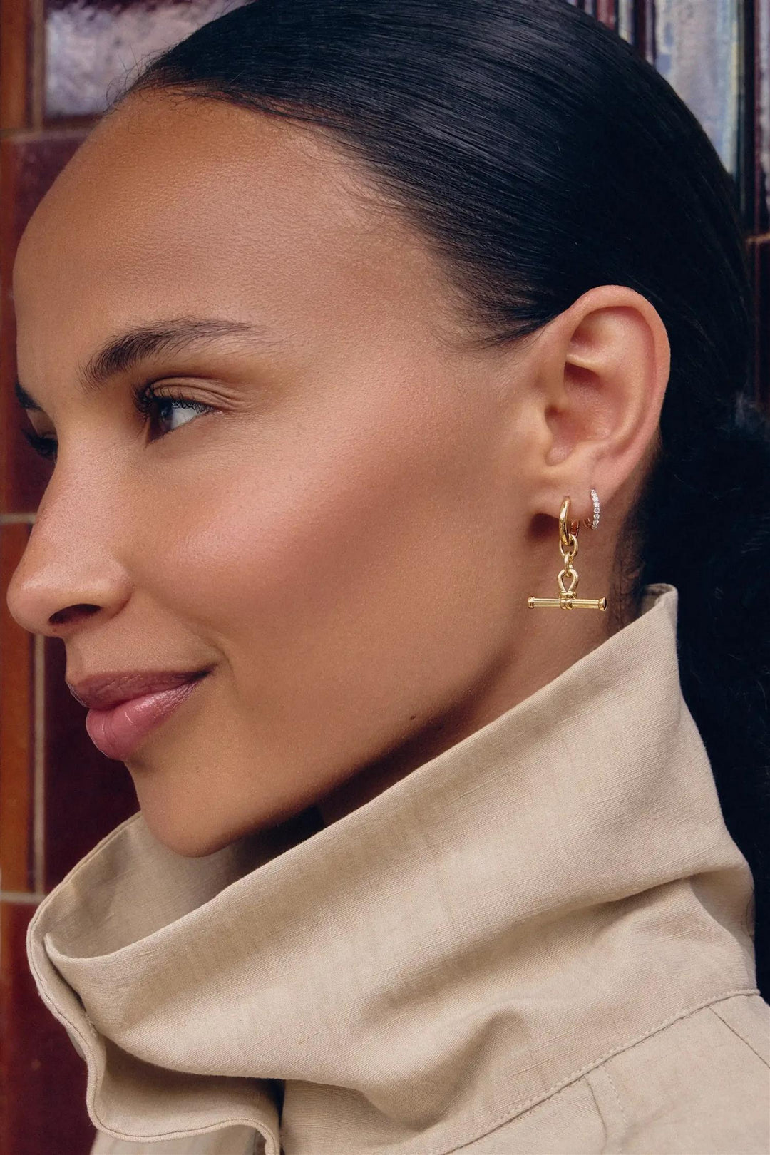 Ridge T-Bar Drop Hoop Earrings Gold