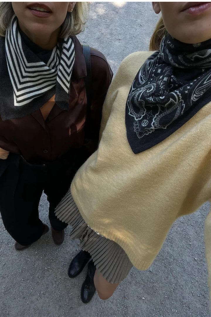 Cashmere Paisley Scarf 65 cm. Black