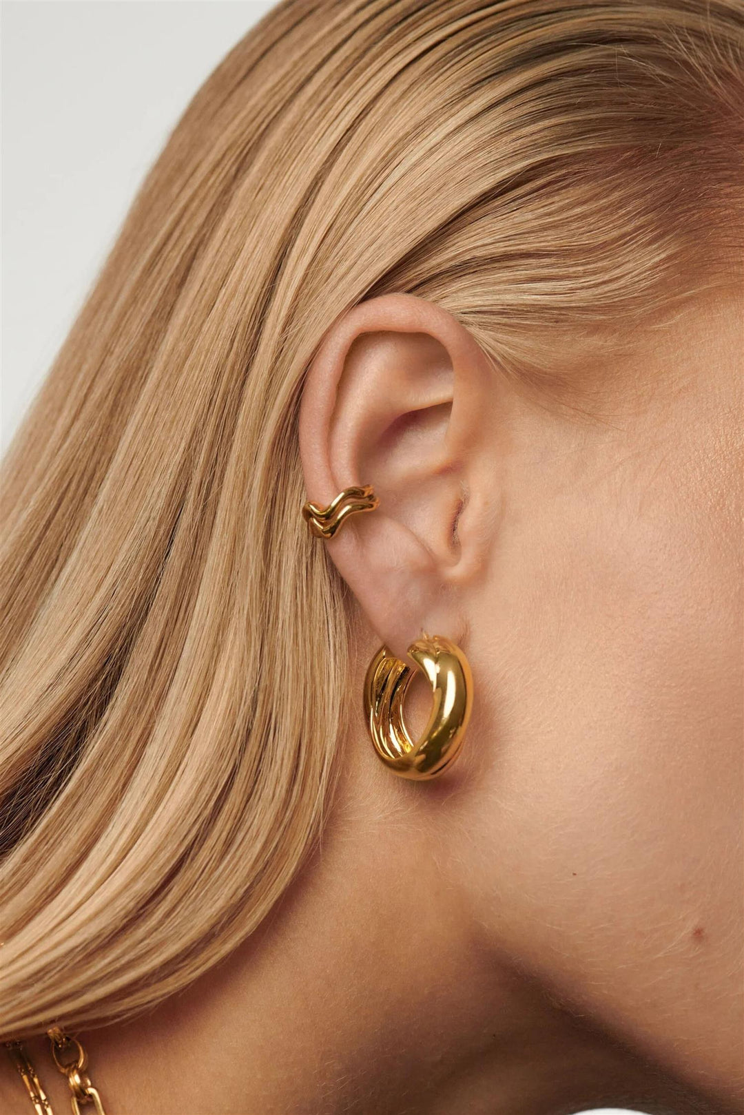 Lucy Williams Chunky Entwine Medium Hoop Earrings Gold