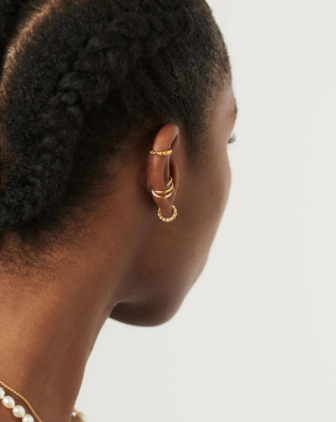 【MISSOMA】ツイスト ヘリカル ハギーズ Twisted Helical Huggies Earrings | Missoma