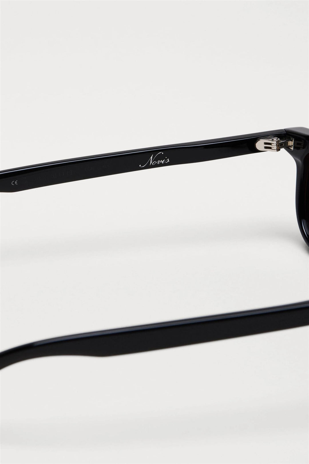 Novis Black