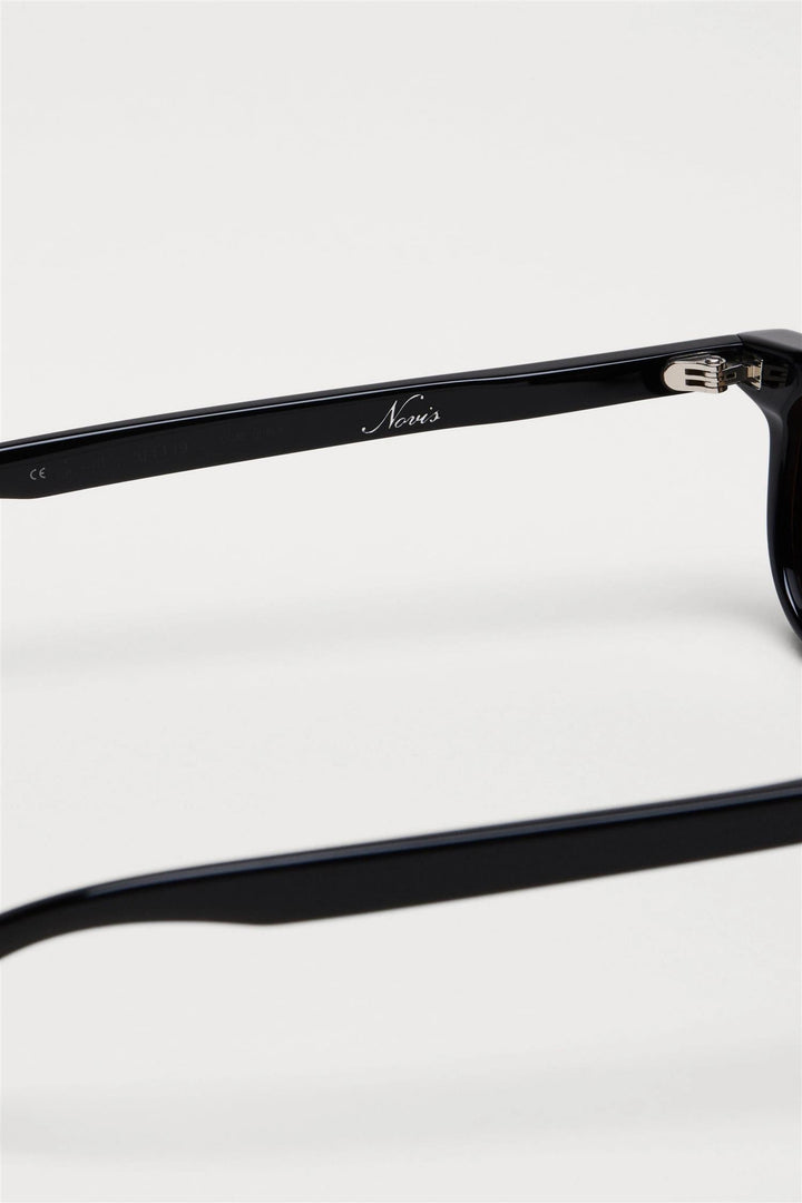Novis Black